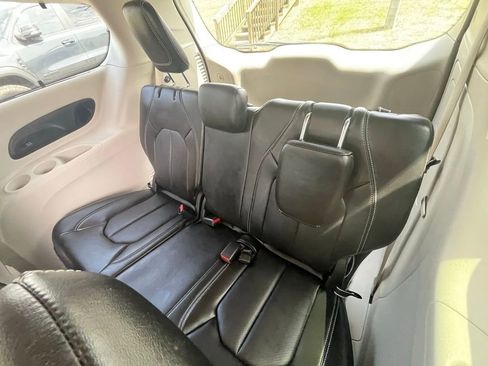 Used 2024 Chrysler Pacifica Select w/ Uconnect Theater Family Group image 13