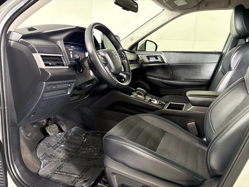 Used 2024 Mitsubishi Outlander SE image 25