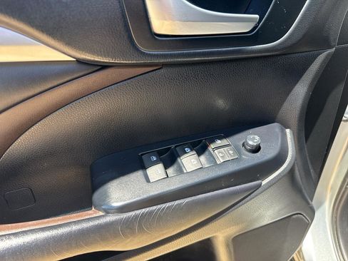 Used 2019 Toyota Highlander XLE AWD/4WD image 10