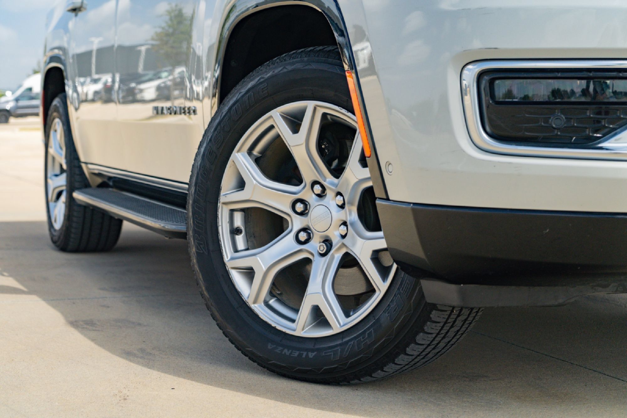 Used 2022 Jeep Wagoneer Series I w/ Premium Group I AWD/4WD image 2