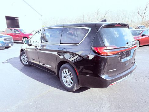 Used 2024 Chrysler Pacifica Touring-L image 12