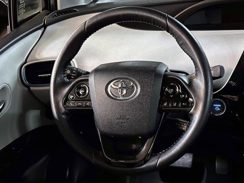 Used 2021 Toyota Prius XLE image 18