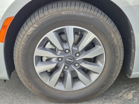 Used 2024 Chrysler Pacifica Limited FWD image 6