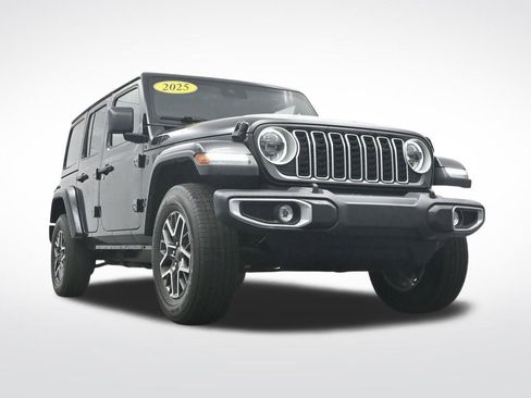 Used 2025 Jeep Wrangler Unlimited Sahara AWD/4WD image 34