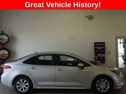 Used 2024 Toyota Corolla LE FWD image 2