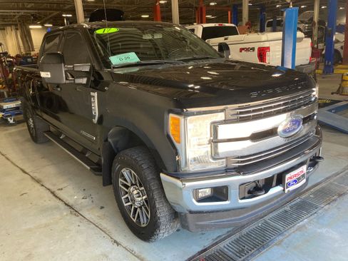 Used 2017 Ford F250 Lariat w/ Lariat Value Package AWD/4WD image 3