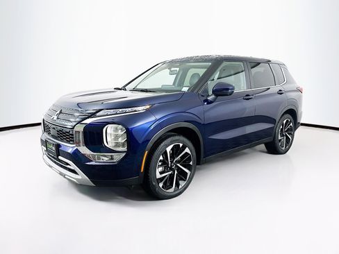 Used 2024 Mitsubishi Outlander SE image 3