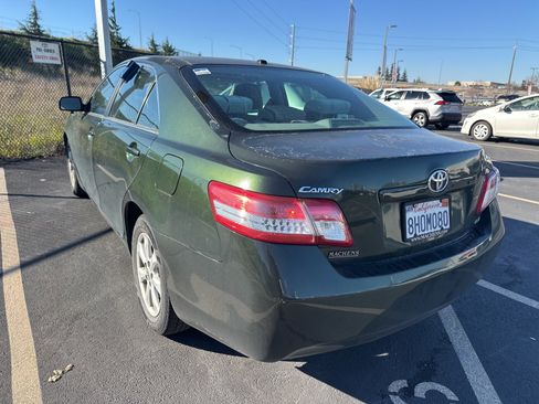 Used 2010 Toyota Camry LE image 3