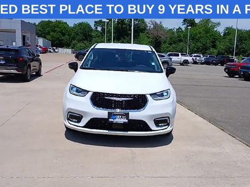 Used 2024 Chrysler Pacifica Touring-L FWD image 3