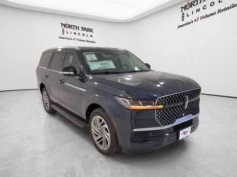 New 2026 Lincoln Navigator Premiere AWD/4WD image 3
