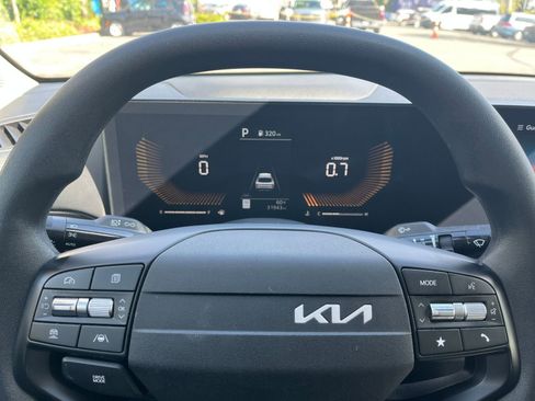 Used 2025 Kia K4 LXS image 27