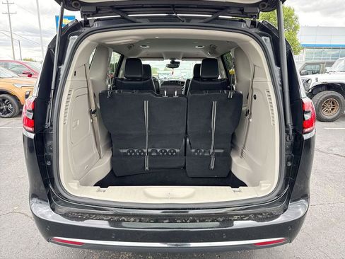 Used 2024 Chrysler Pacifica Limited FWD image 25