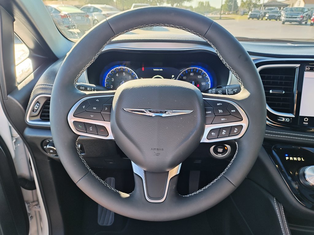 Used 2026 Chrysler Pacifica Limited FWD image 17