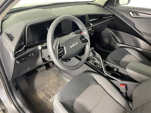 Certified 2025 Kia Niro LX image 3