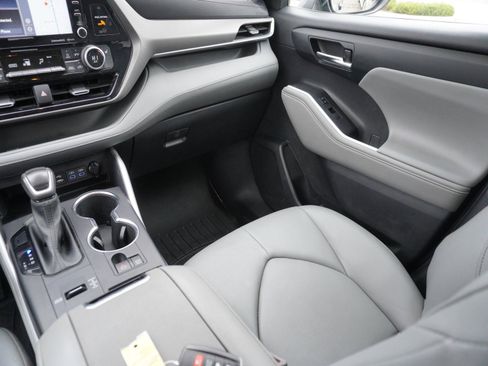 Used 2022 Toyota Highlander XLE image 19