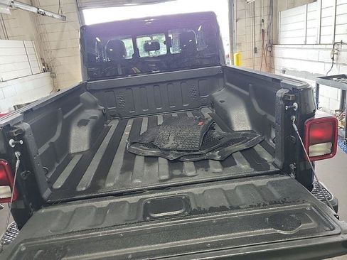 Used 2022 Jeep Gladiator Overland w/ Popular Equipment Package AWD/4WD image 9