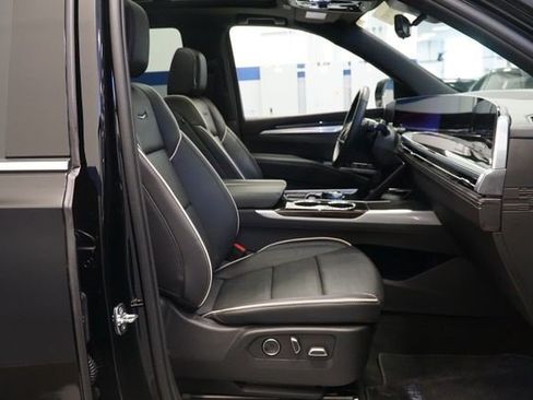 Certified 2025 Cadillac Escalade Premium Luxury AWD/4WD image 17