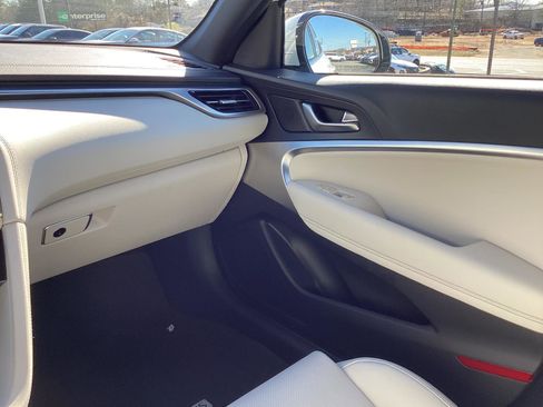 Used 2025 Genesis G70 2.5T image 19