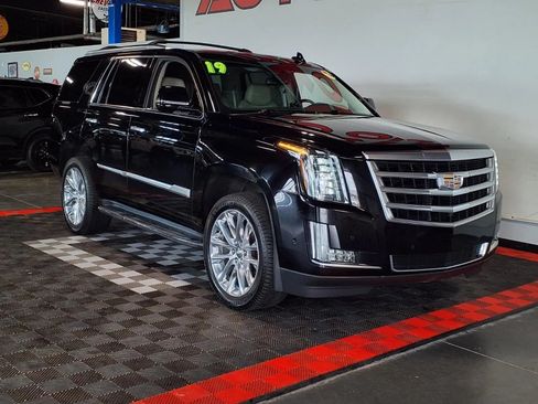 Used 2019 Cadillac Escalade Luxury AWD/4WD image 2