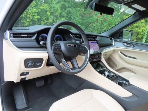 New 2025 Jeep Grand Cherokee Limited w/ Luxury Tech Group II image 20