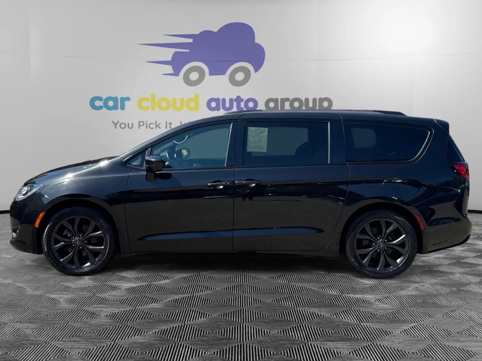 Used 2020 Chrysler Pacifica Touring-L w/ Advanced Safetytec Group FWD image 2