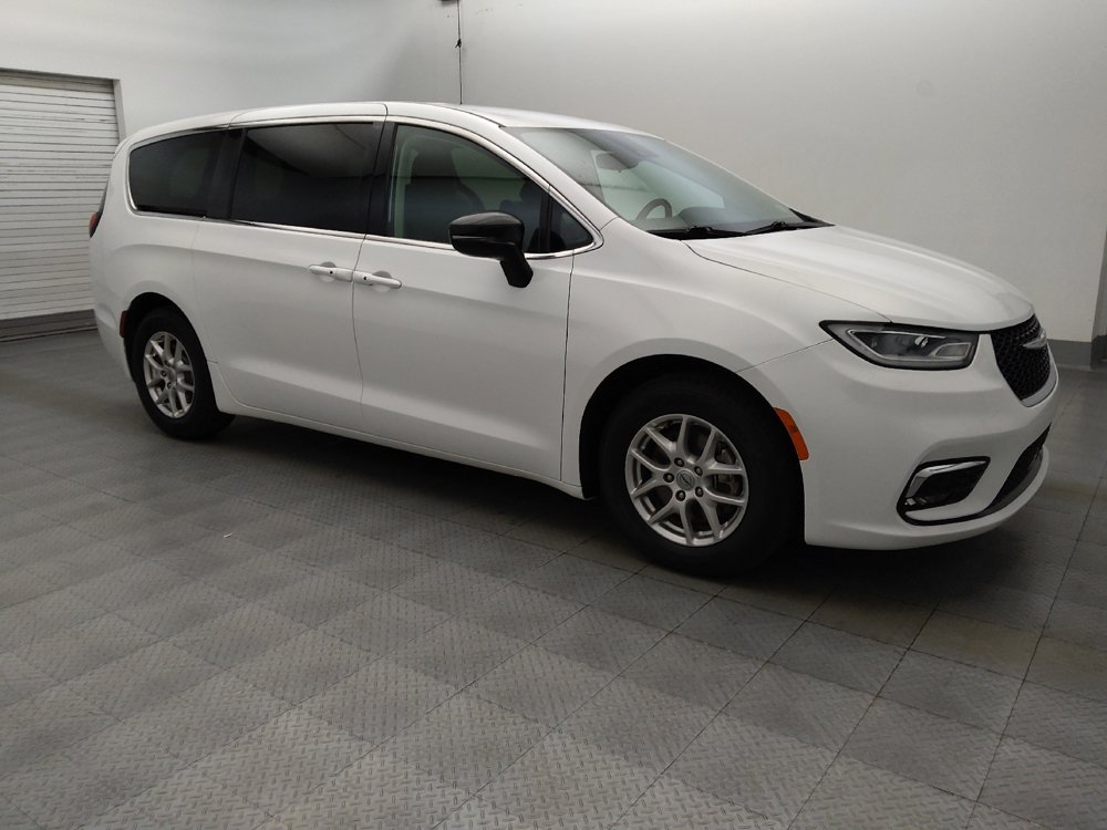 Used 2024 Chrysler Pacifica Touring-L FWD image 11