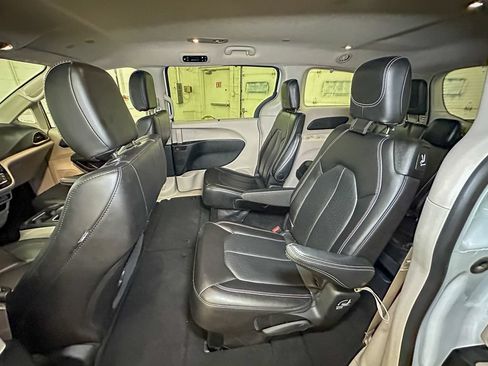 Used 2023 Chrysler Pacifica Touring-L FWD image 25