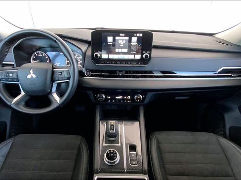 Used 2023 Mitsubishi Outlander SE image 16