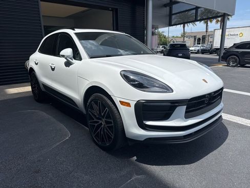 Certified 2026 Porsche Macan AWD/4WD image 4