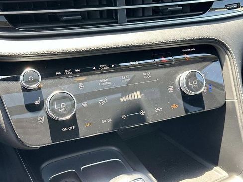 Certified 2025 INFINITI QX60 Luxe w/ Vision Package AWD/4WD image 15
