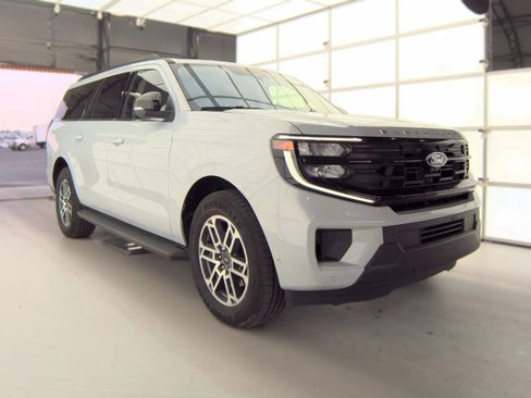 Used 2025 Ford Expedition Max Active RWD image 3