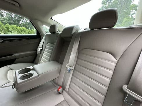 Used 2017 Ford Fusion SE FWD image 15