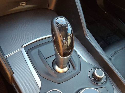 Used 2018 Alfa Romeo Giulia AWD image 9