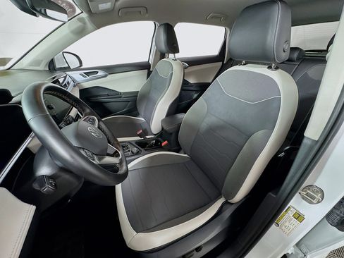 Used 2025 Volkswagen Taos SE image 13