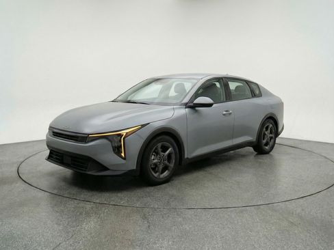 Used 2025 Kia K4 LXS image 3