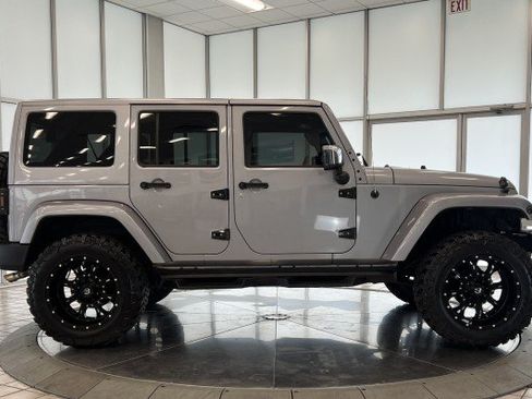 Used 2015 Jeep Wrangler Unlimited Sahara w/ Dual Top Group AWD/4WD image 8