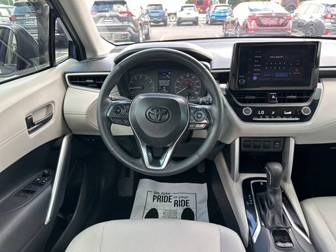 Used 2023 Toyota Corolla Cross LE AWD/4WD image 19