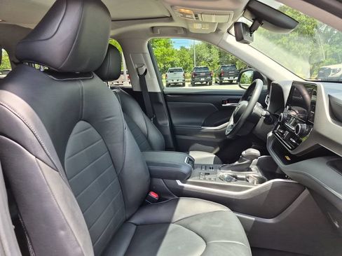 Used 2023 Toyota Highlander XLE AWD/4WD image 40