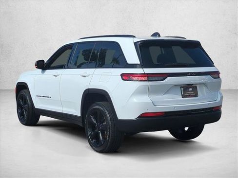 Used 2022 Jeep Grand Cherokee Altitude image 3