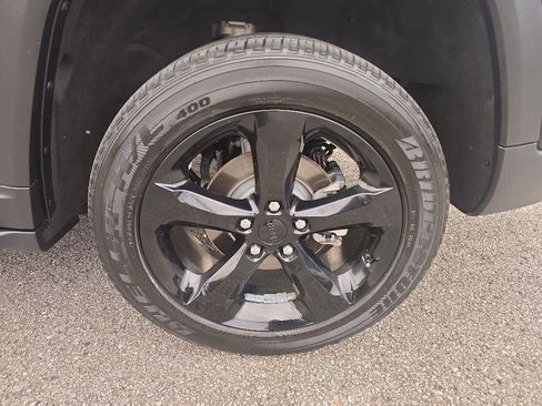 Used 2024 Jeep Grand Cherokee Altitude RWD image 9