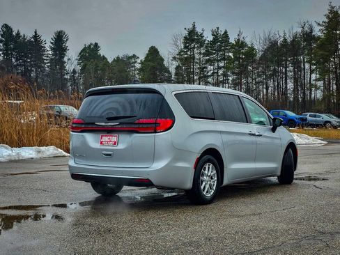 New 2026 Chrysler Pacifica Select image 3