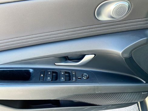 Used 2025 Hyundai Elantra Limited image 18