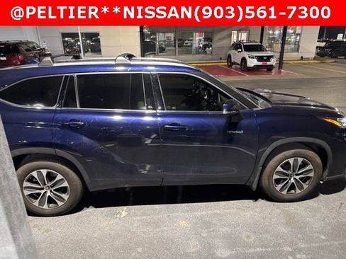 Used 2020 Toyota Highlander XLE image 2