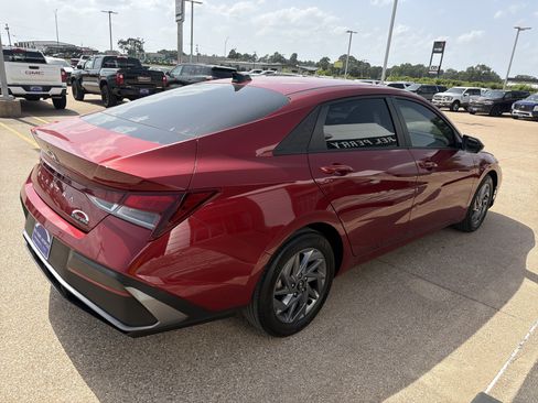 Used 2024 Hyundai Elantra SEL FWD image 3