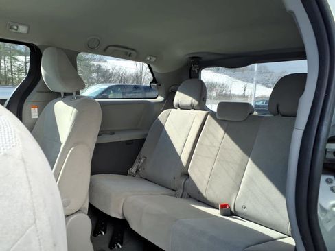 Used 2020 Toyota Sienna L image 10