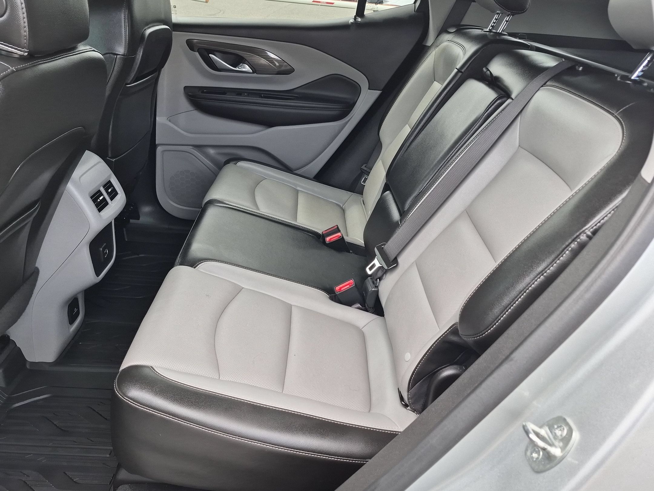Used 2022 GMC Terrain SLT w/ Infotainment Package II AWD/4WD image 33
