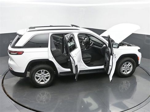 Used 2024 Jeep Grand Cherokee Laredo image 65