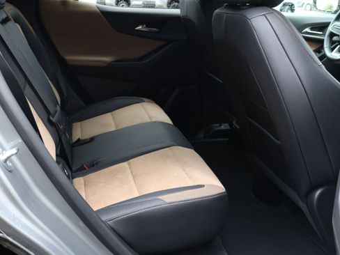 Used 2025 Chevrolet Equinox ACTIV w/ Safety and Technology Package AWD/4WD image 19