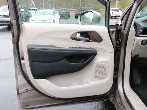 Used 2017 Chrysler Pacifica Touring-L image 12