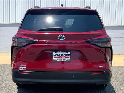 Used 2025 Toyota Sienna XLE FWD image 5